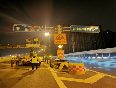 丽江郑州市北三环彩虹桥交通标志牌安装现场